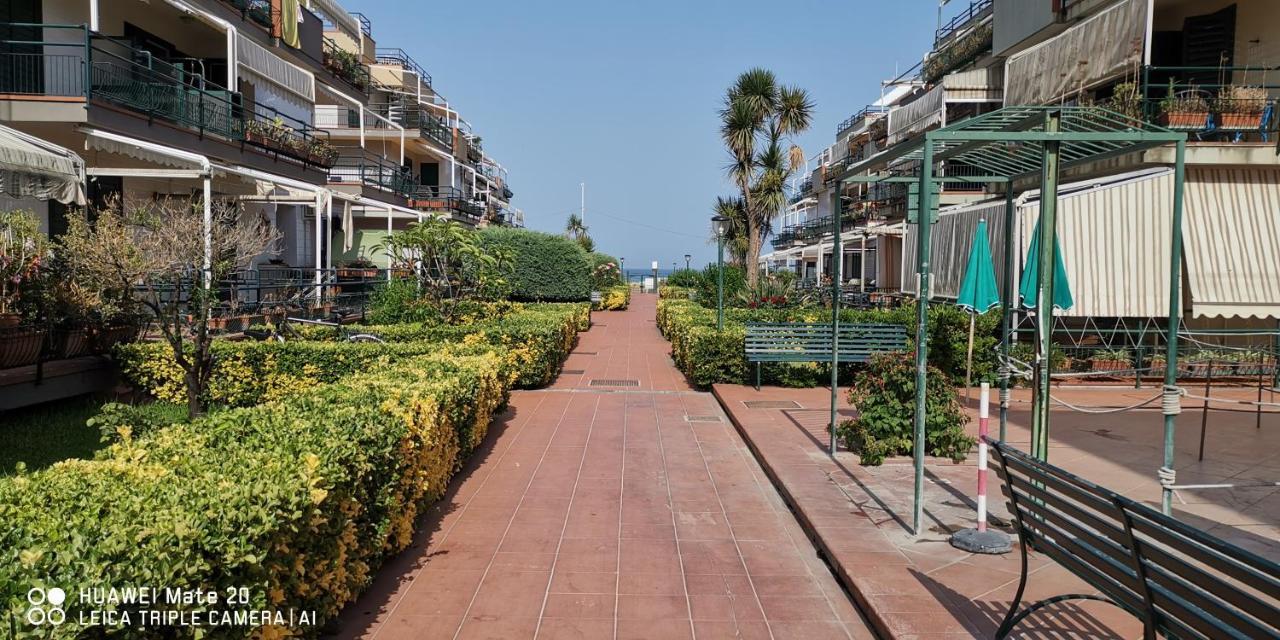 Sea Garden, Fronte Mare Con Piscina Apartment Маскали Екстериор снимка