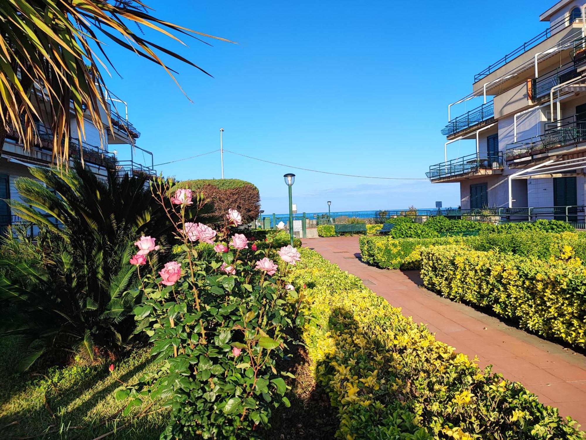 Sea Garden, Fronte Mare Con Piscina Apartment Маскали Екстериор снимка